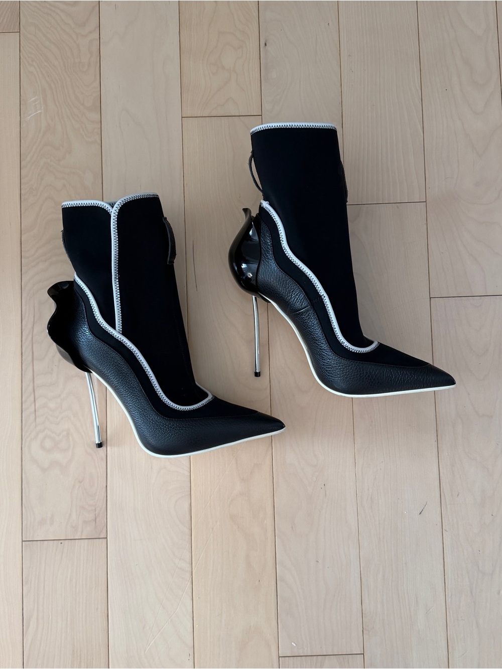 Le Silla Black Pointed Toe Stiletto Booties with Contrast Trim